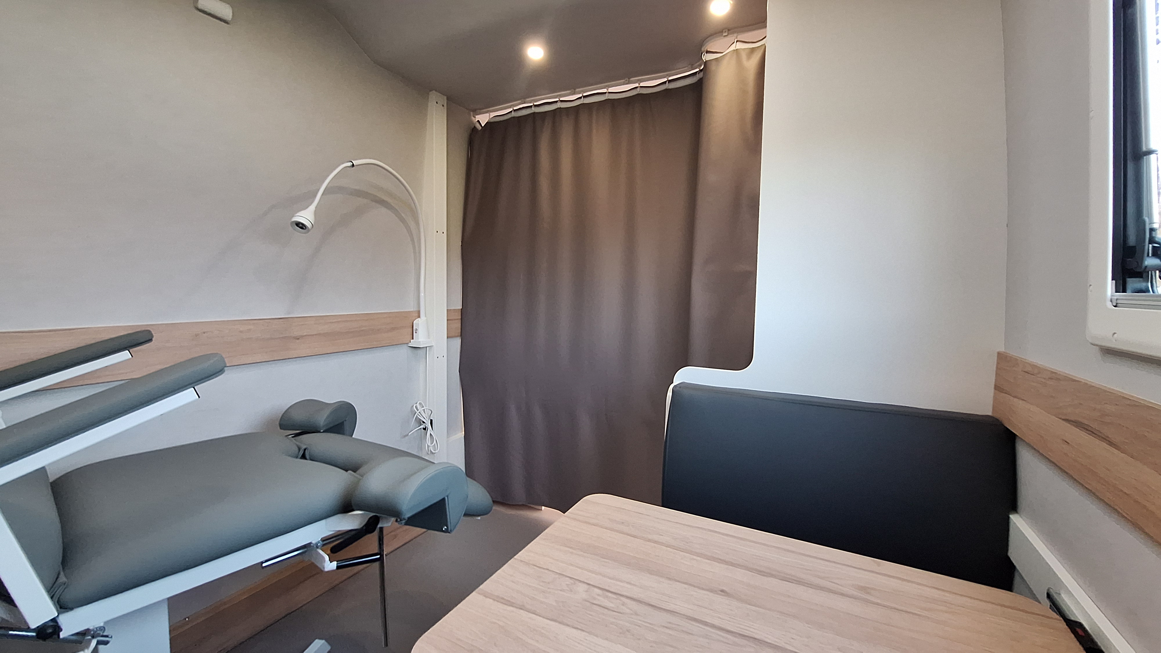 Espace consultation santé dans véhicule sur mesure