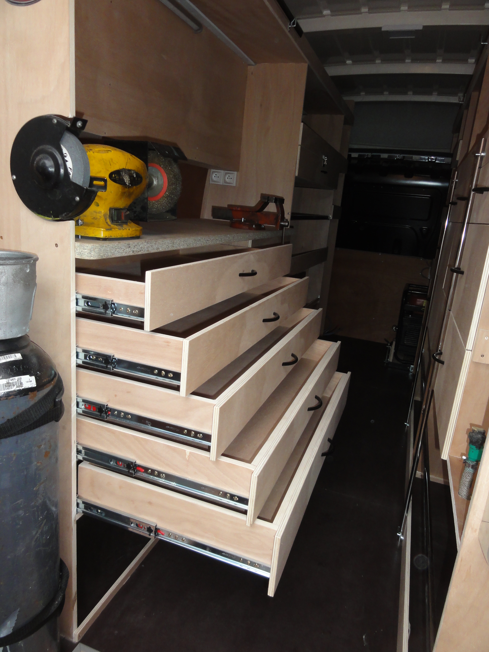 Mobilier en bois sur mesure pour l'aménagement d'un véhicule professionnel