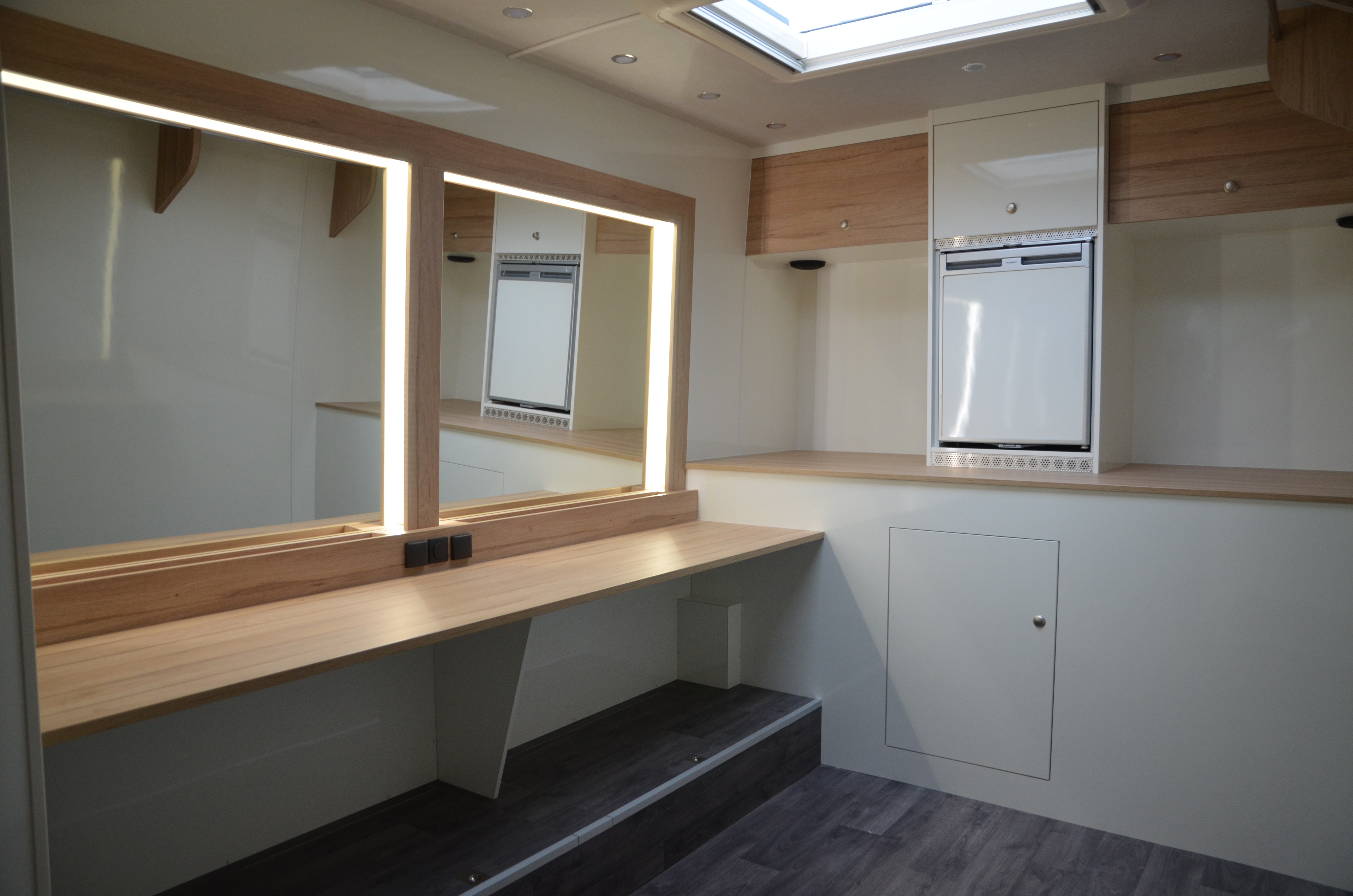 Espace de mise en beauté avec miroirs pour un véhicule professionnel particulier