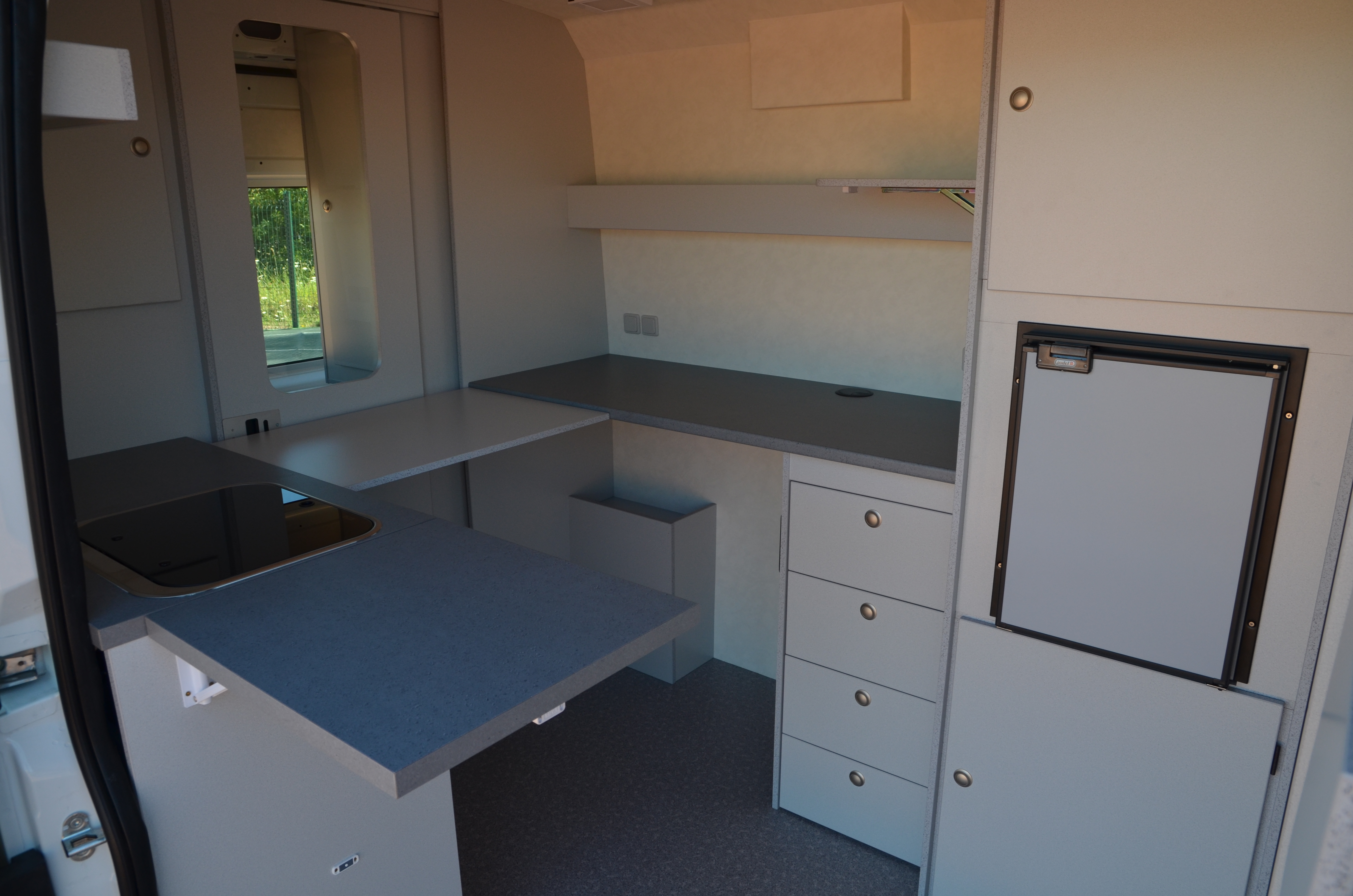 Espace cuisine avec rangements d'un véhicule spécialisé