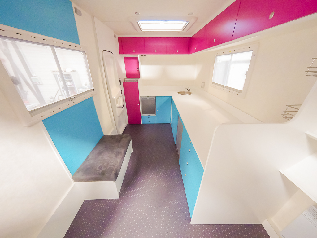 Espace intérieur meublé d'un véhicule spécifique 3C Cartier Brisebras