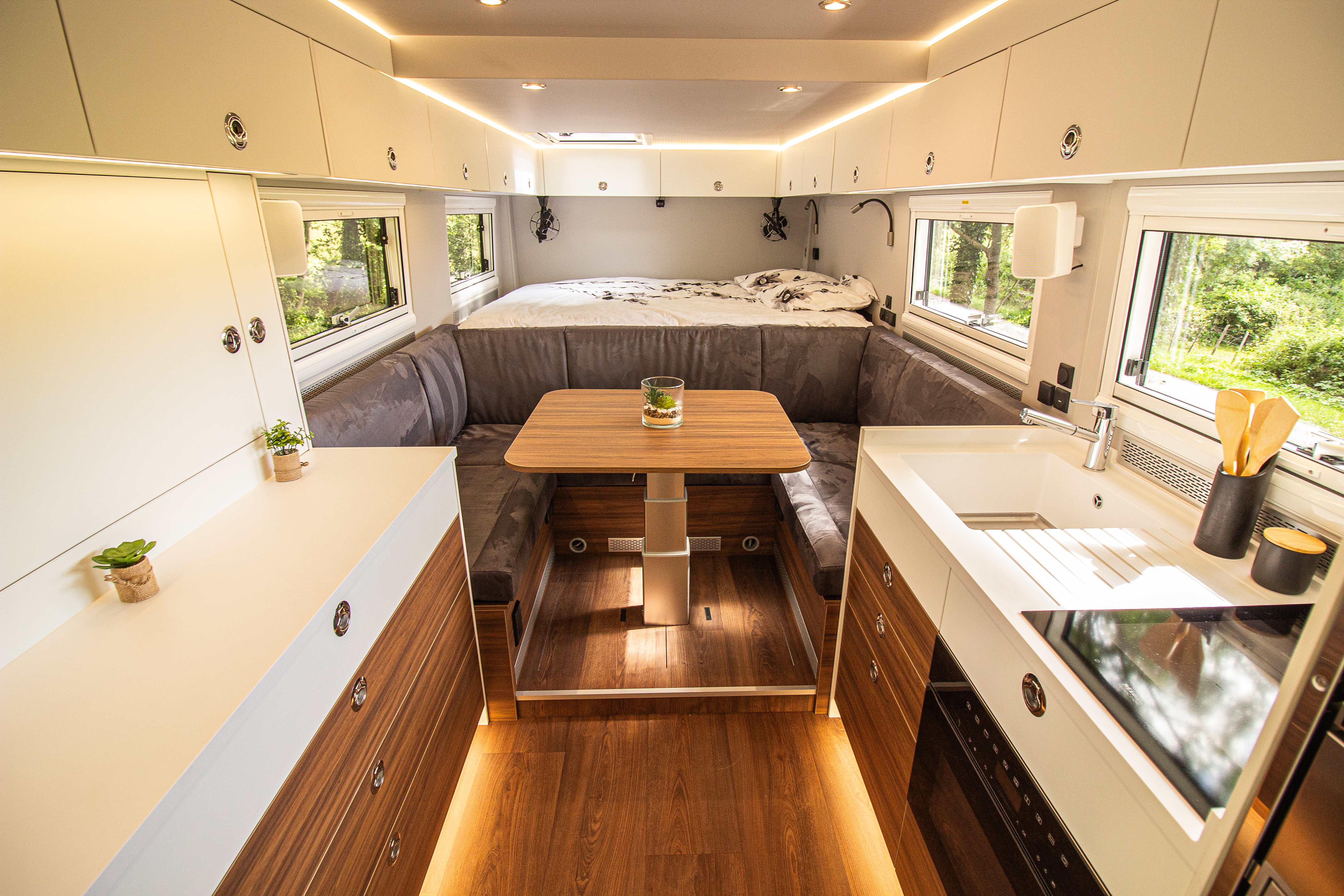 Camion camping-car X-Truck de 3C Cartier. Aménagement sur mesure Brisebras Agencement