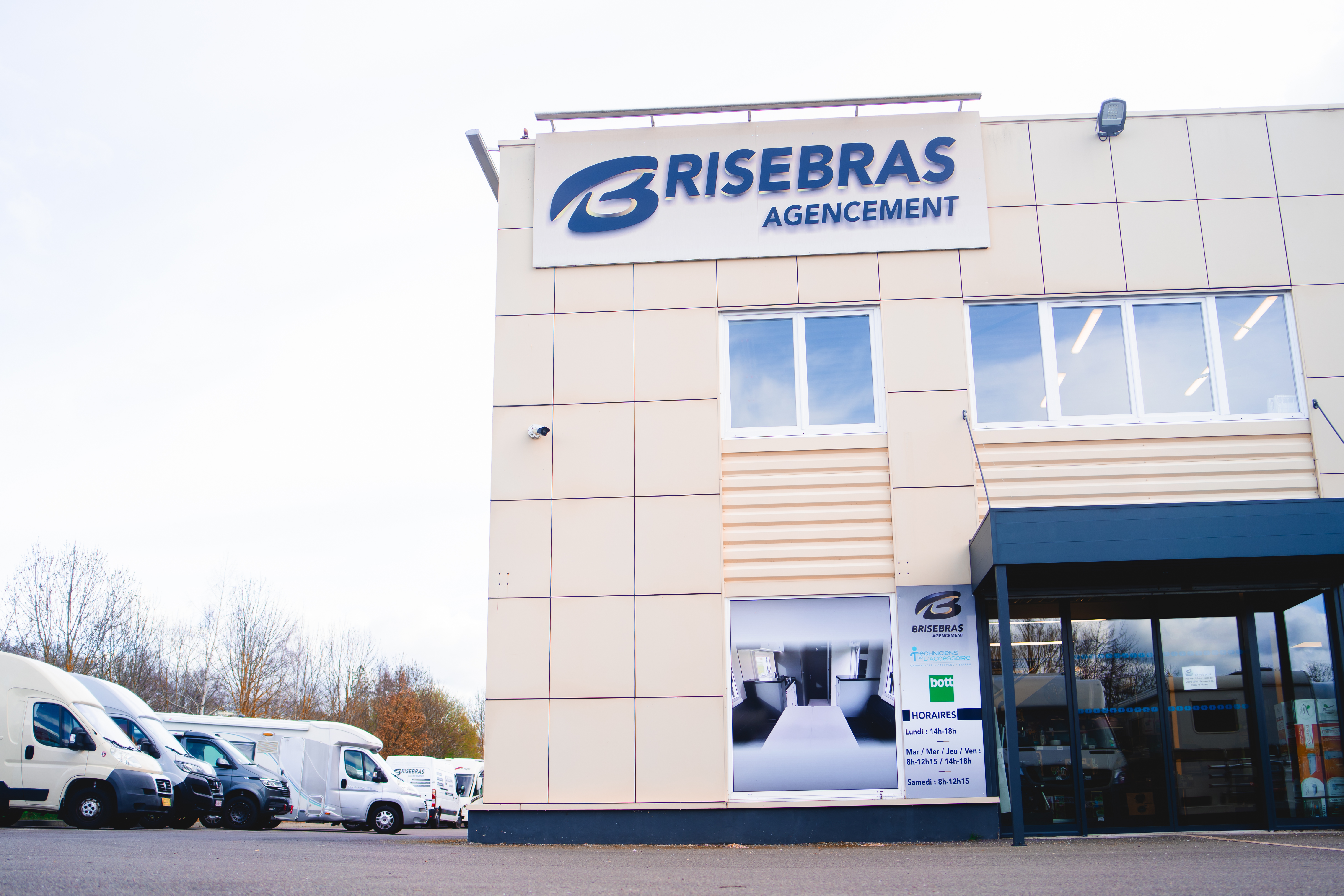 façade magasin accessoires camping entreprise brisebras agencement