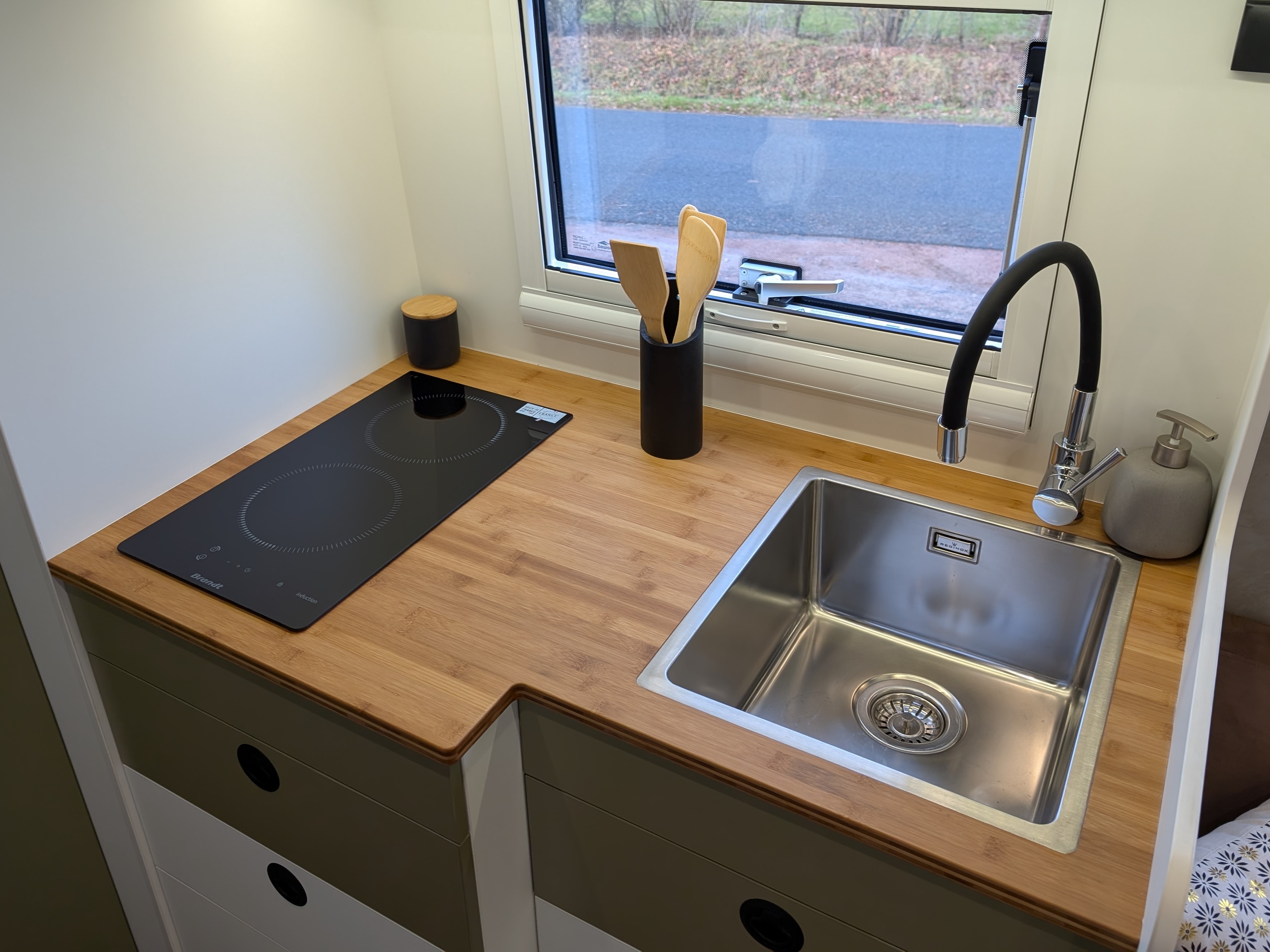 aménagement cuisine plaque induction camping car