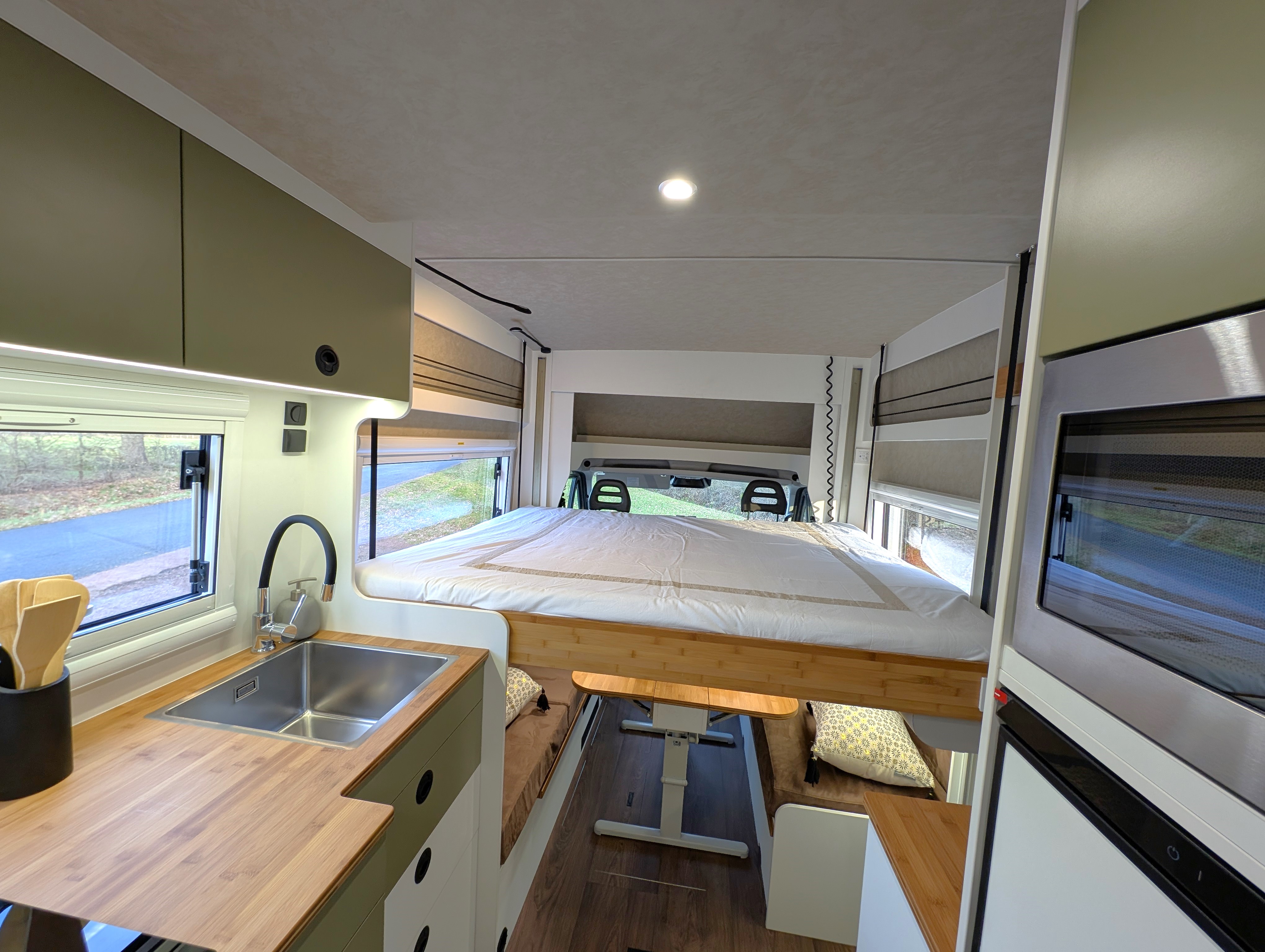 intérieur sur mesure camping car avec lit 