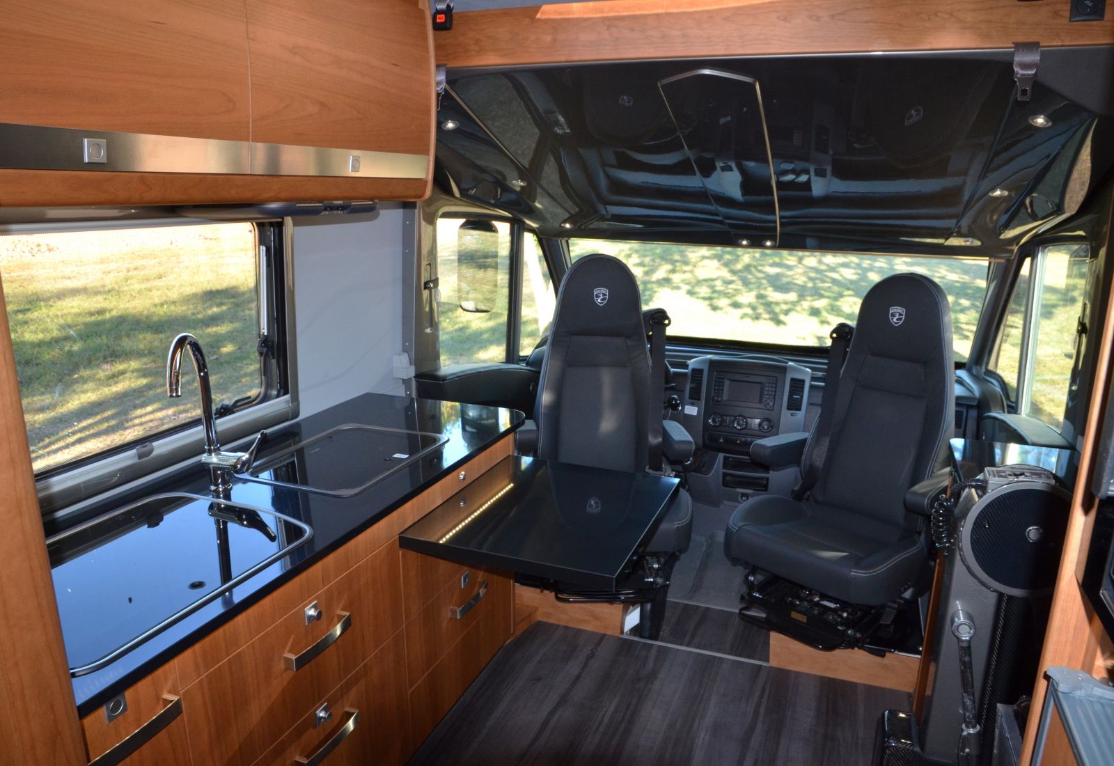 intérieur pmr salon et cuisine camping-car