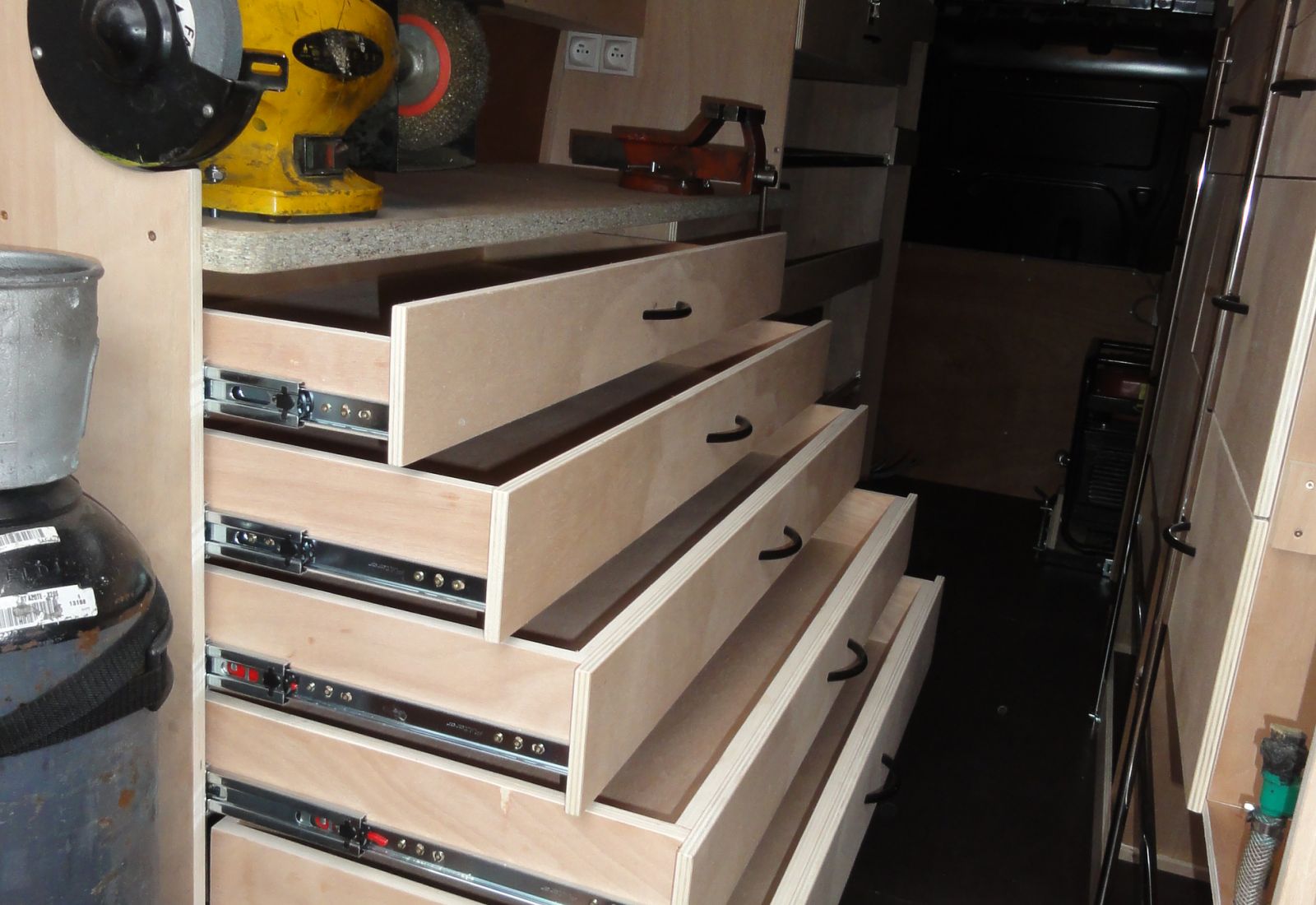 Mobilier en bois sur mesure pour l'aménagement d'un véhicule professionnel