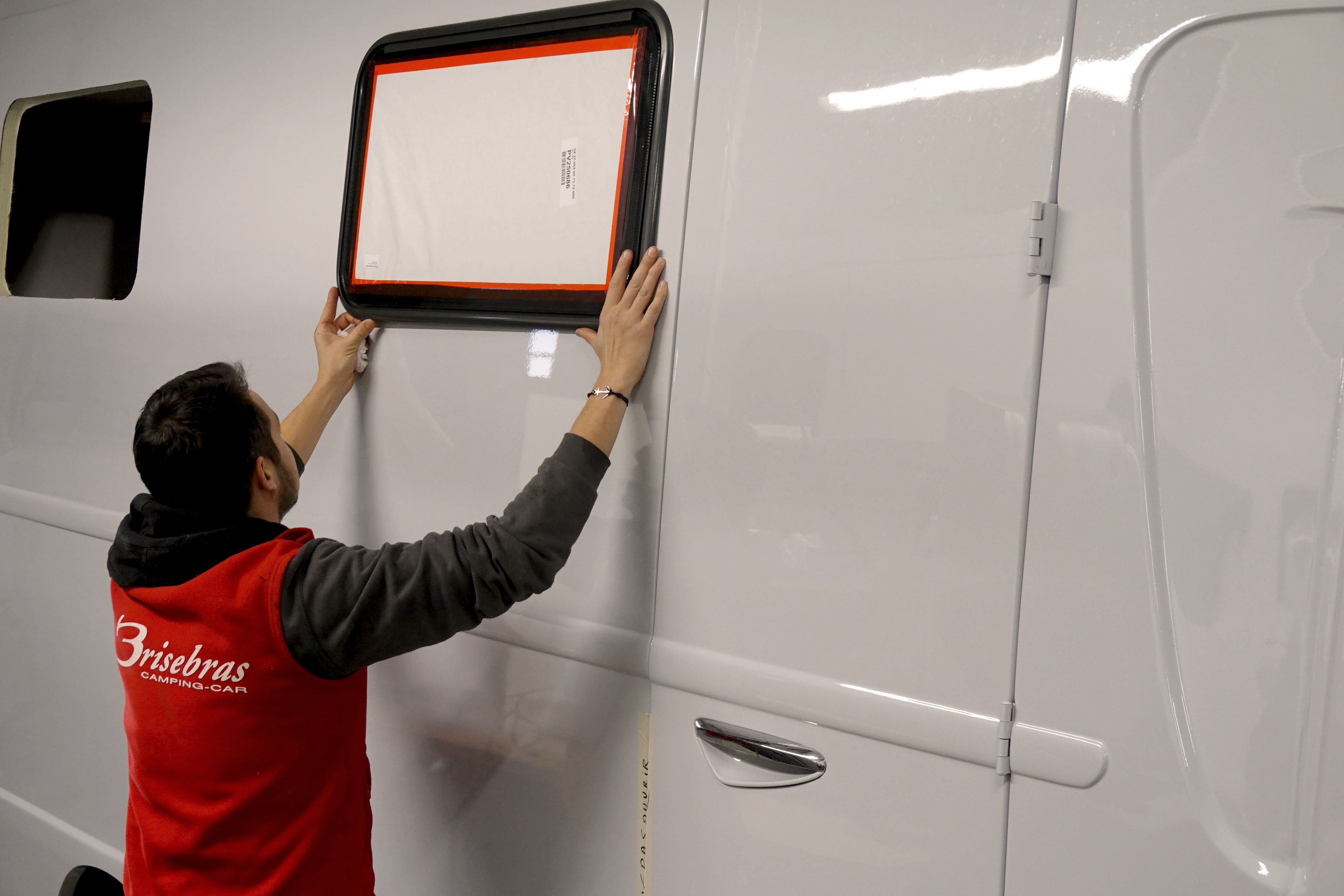 Expert pose d'accessoires camping-car : baies