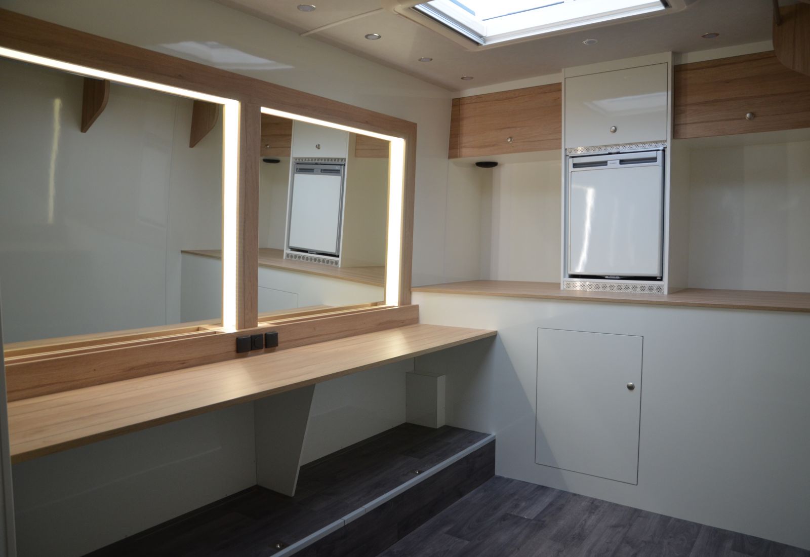 Espace de mise en beauté avec miroirs pour un véhicule professionnel particulier