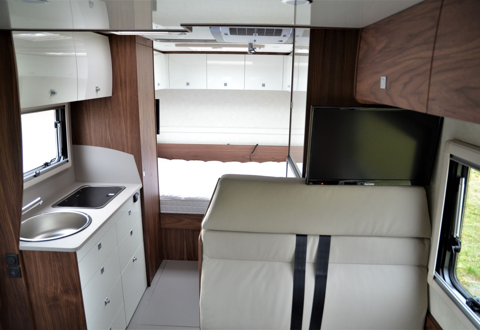 aménagement intérieur véhicule de loisirs pmr