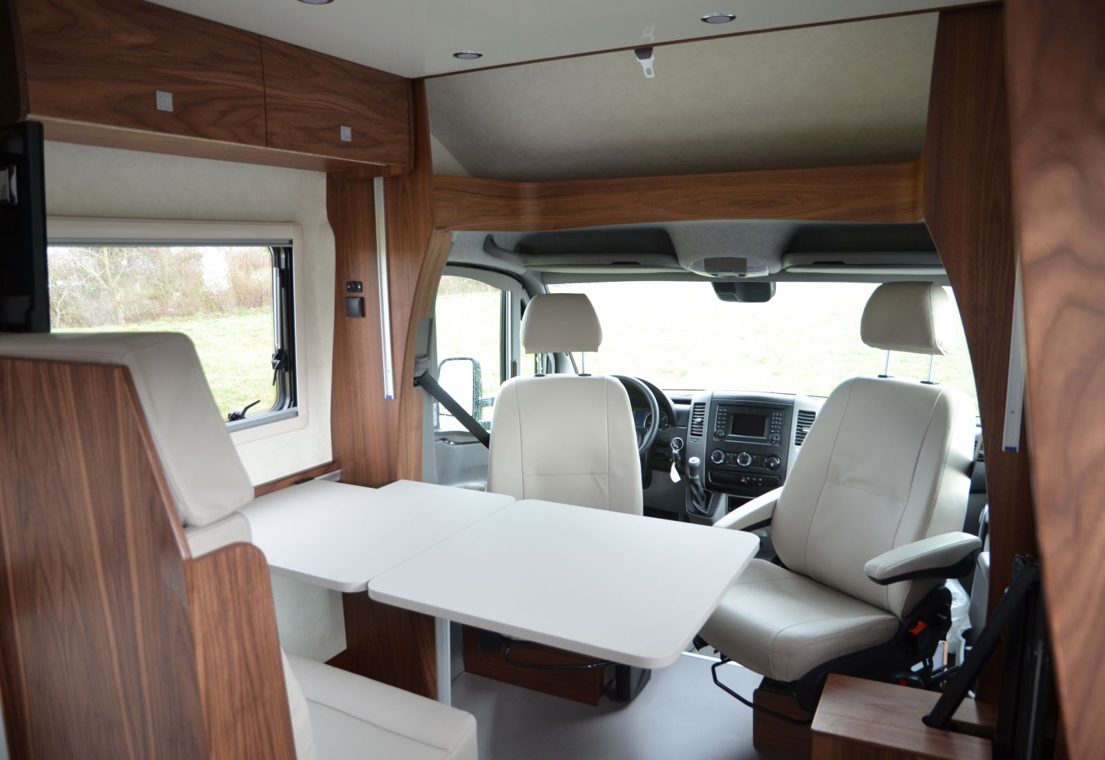 intérieur salon camping car handicapé