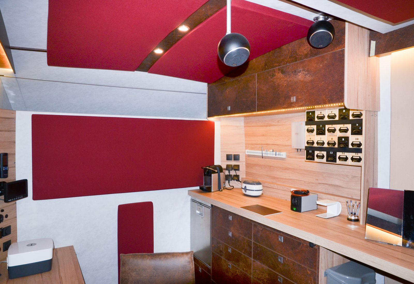 véhicule aménagé en atelier professionnel