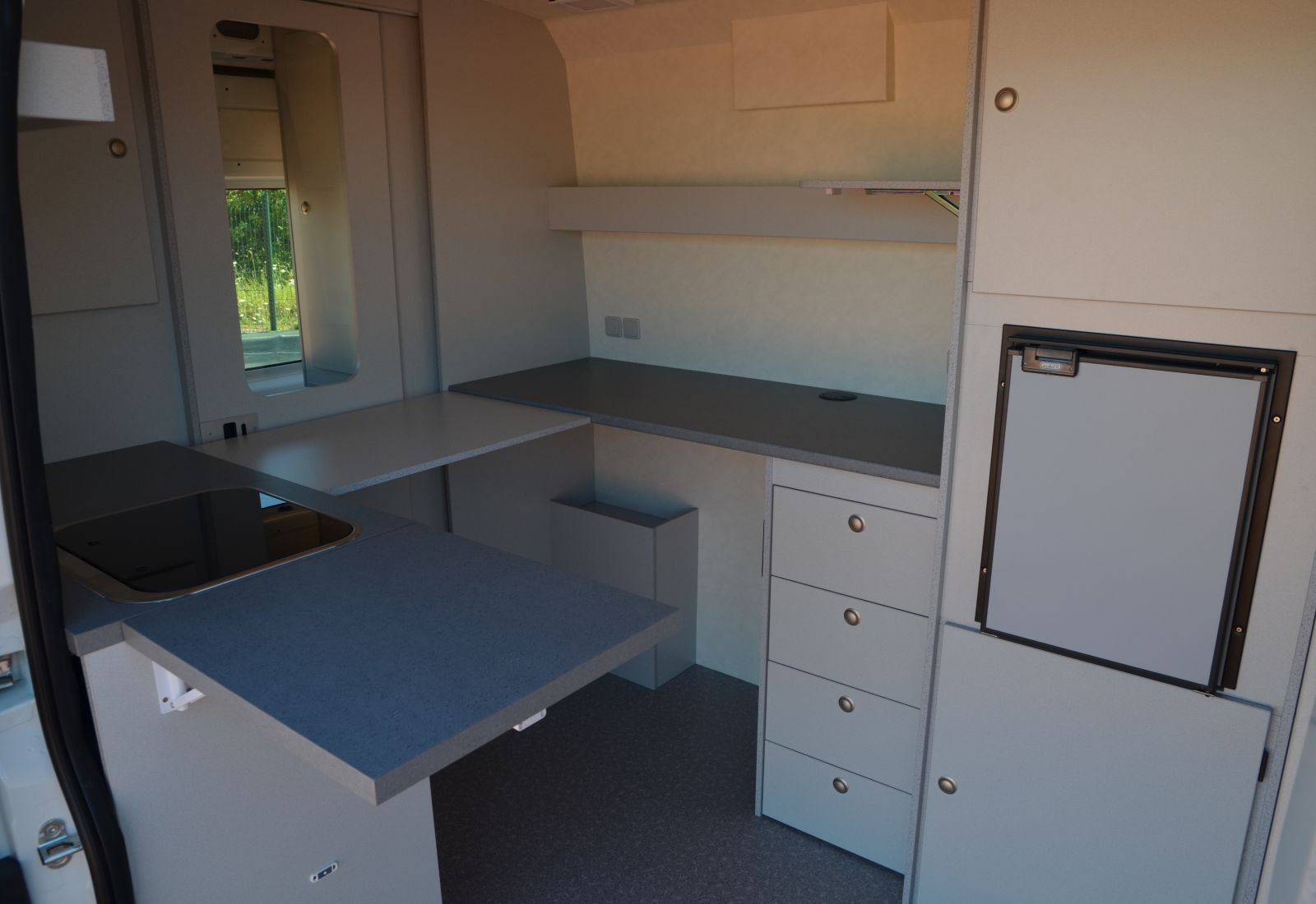 Espace cuisine avec rangements d'un véhicule spécialisé