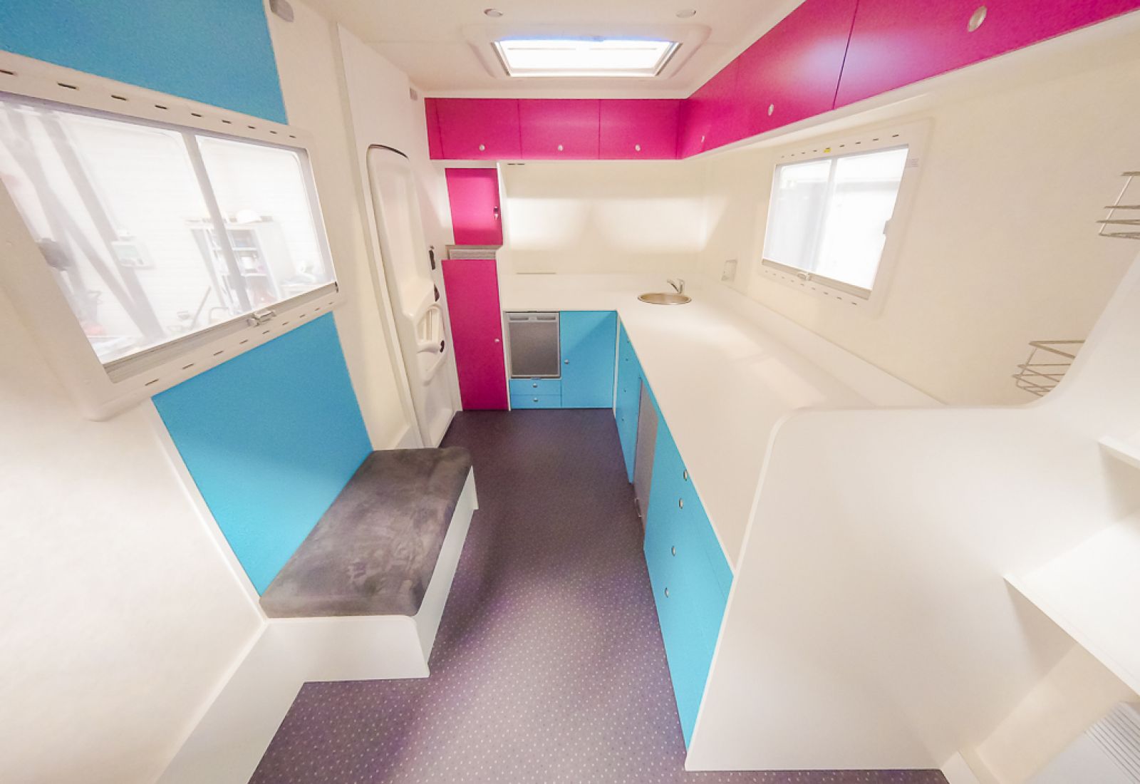 Espace intérieur meublé d'un véhicule spécifique 3C Cartier Brisebras