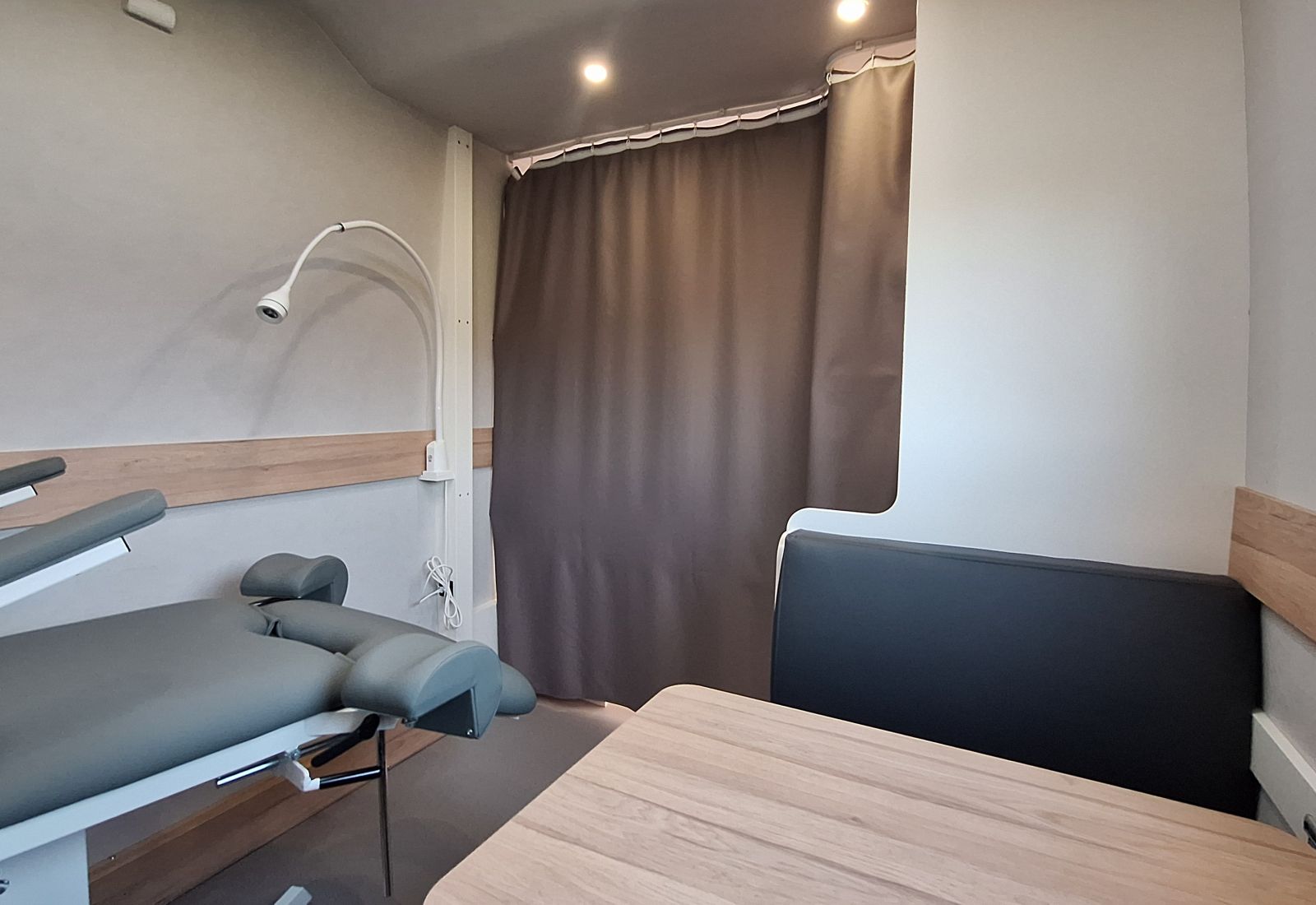 Espace consultation santé dans véhicule sur mesure