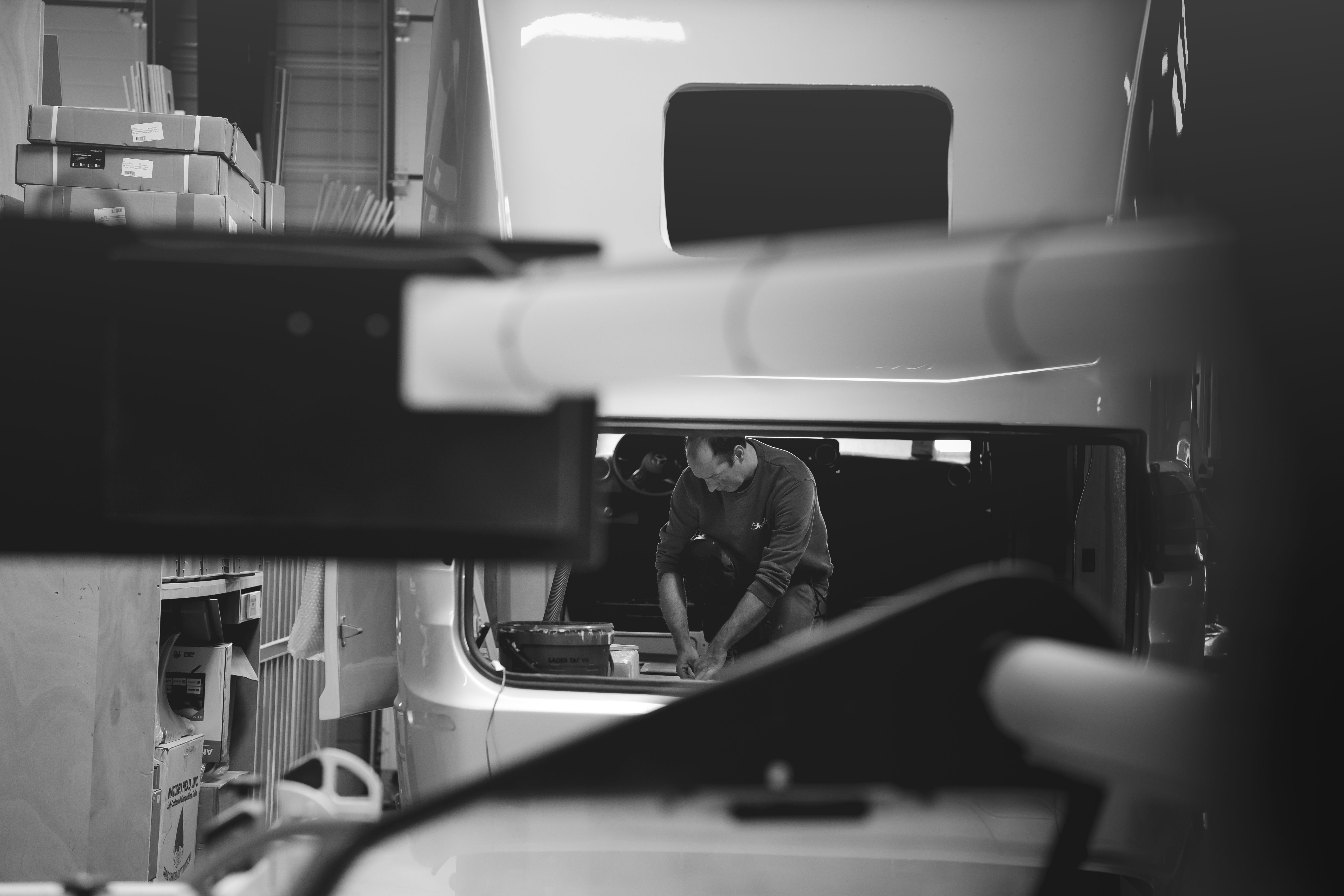 Ouvrier travaillant dans la cellule de camping-car