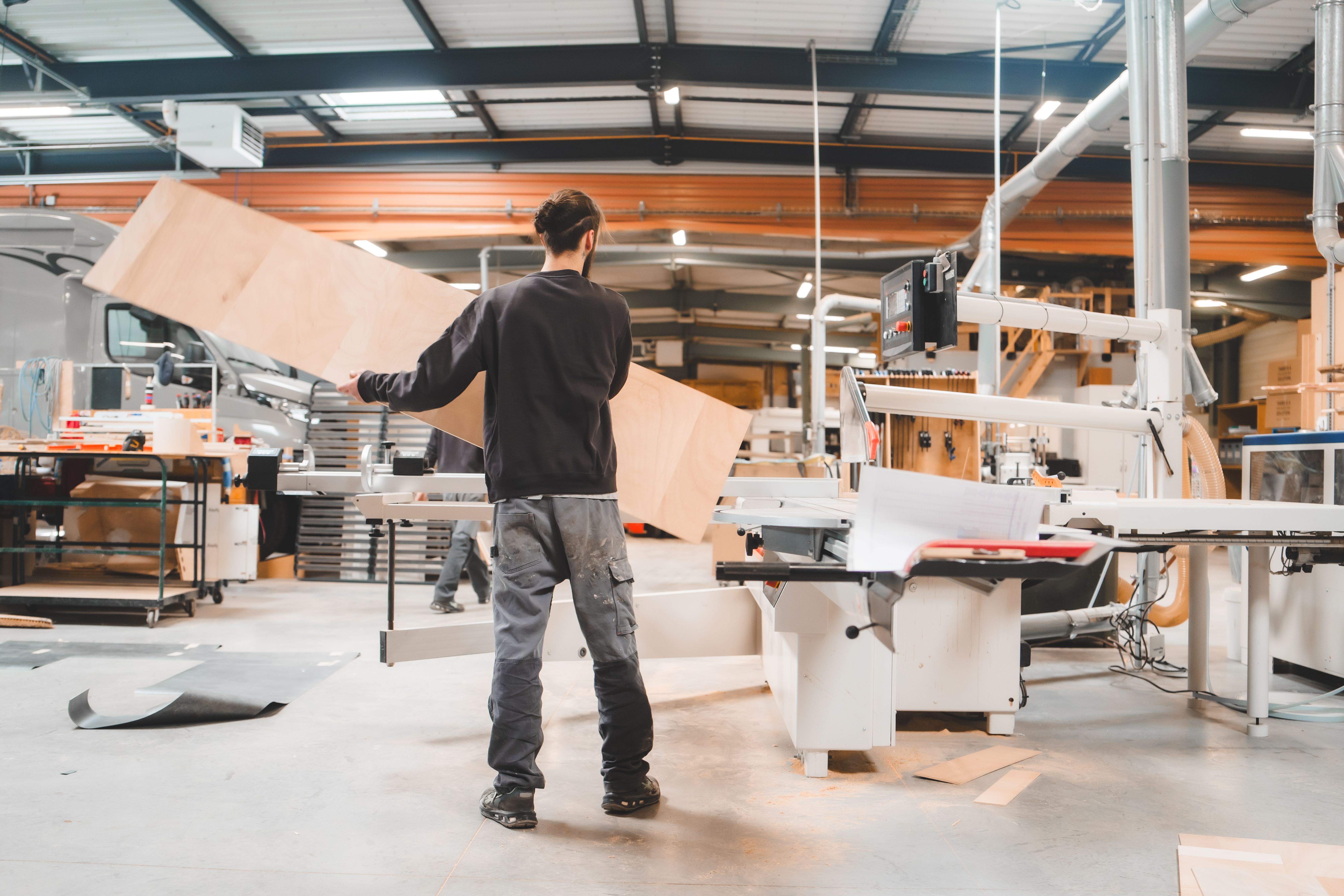 Ouvrier qualifié travaillant à une machine