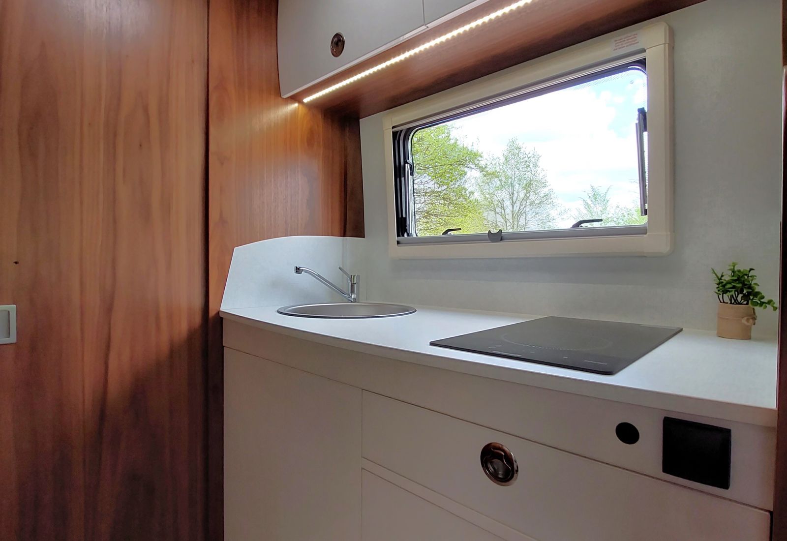 aménagement cuisine sur mesure camping car handicap