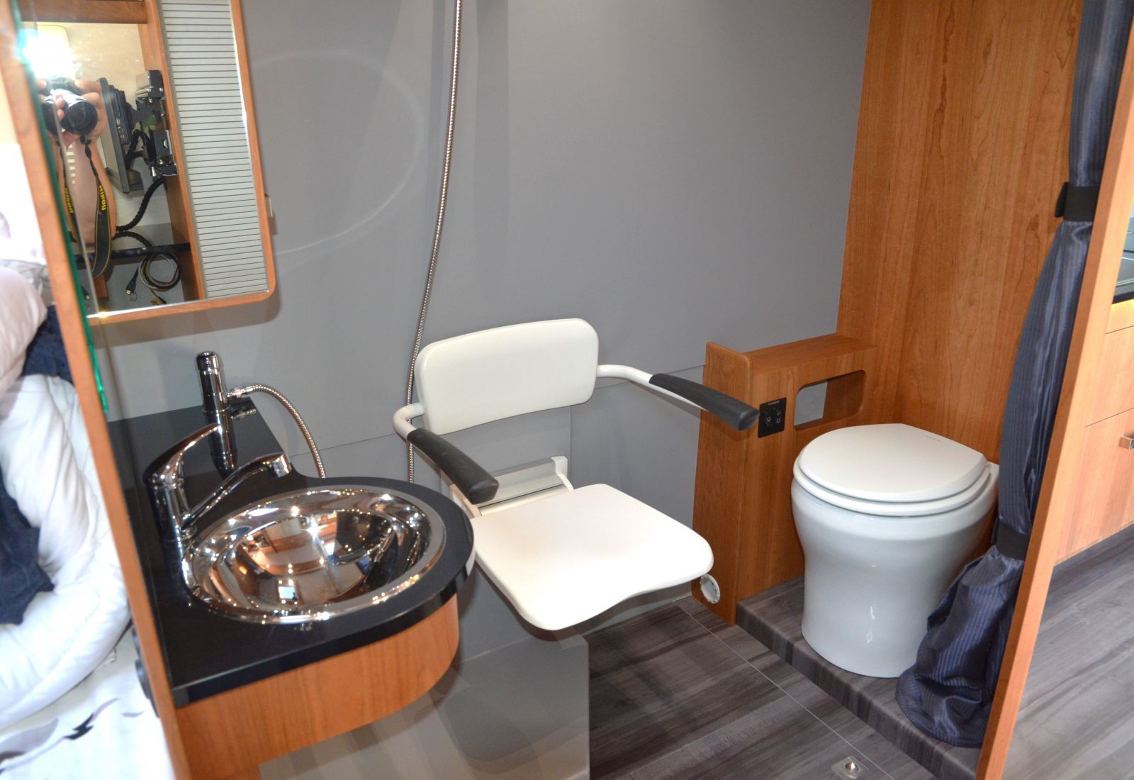 cabinet toilettes et douche adapté handicap camping-car