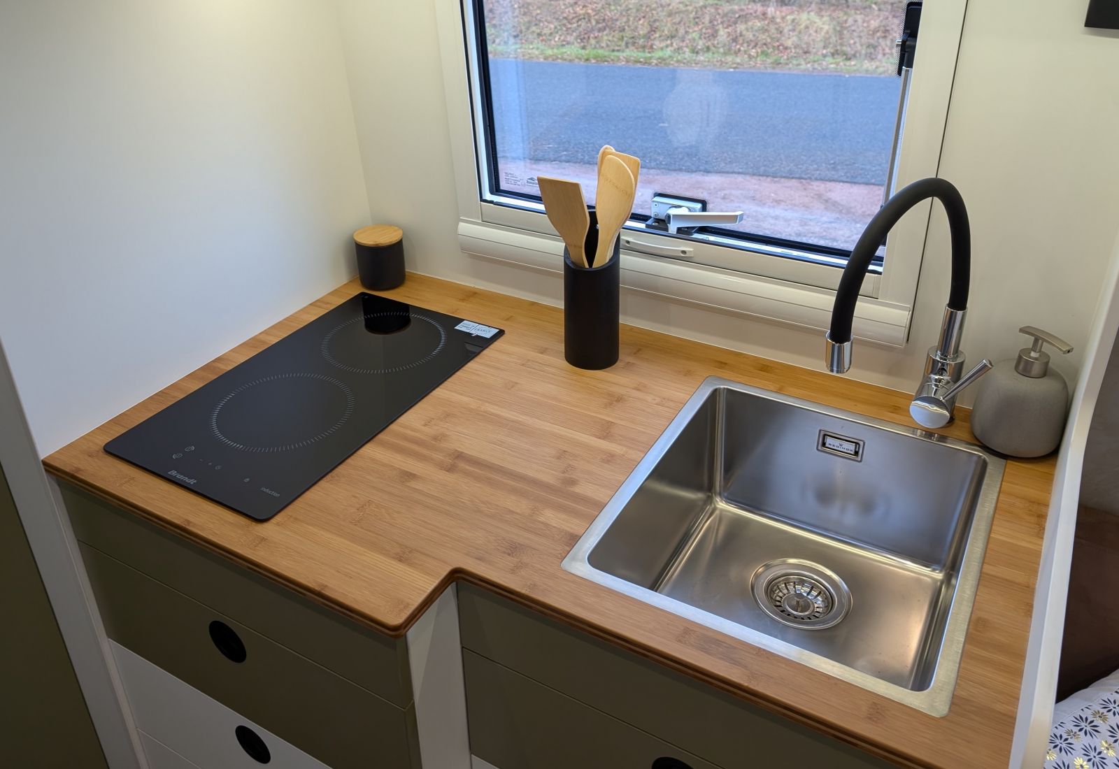 aménagement cuisine plaque induction camping car