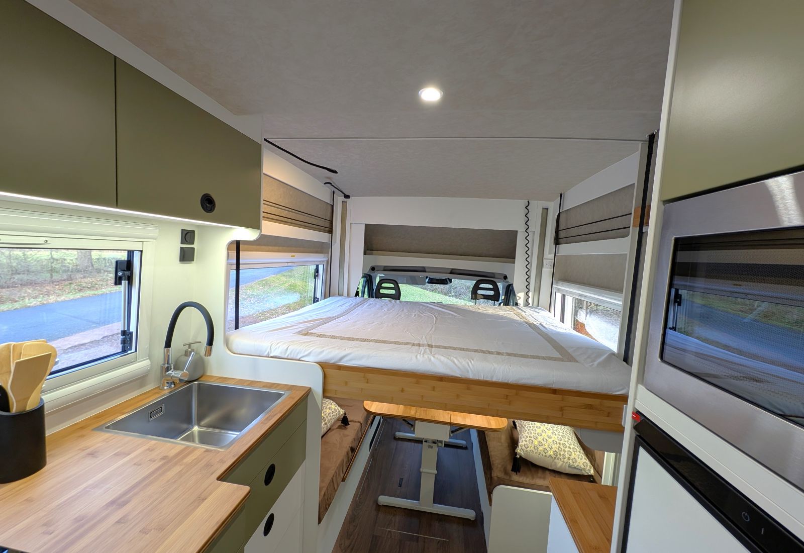 intérieur sur mesure camping car avec lit 